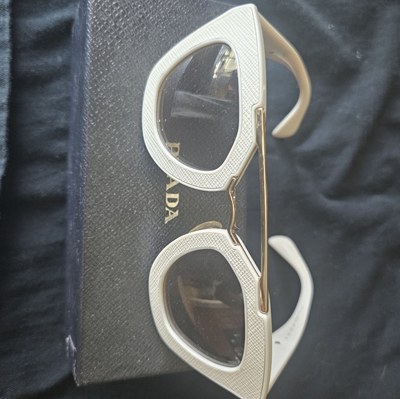 Prada SPR14S Sunglasses - Picture 5 of 5